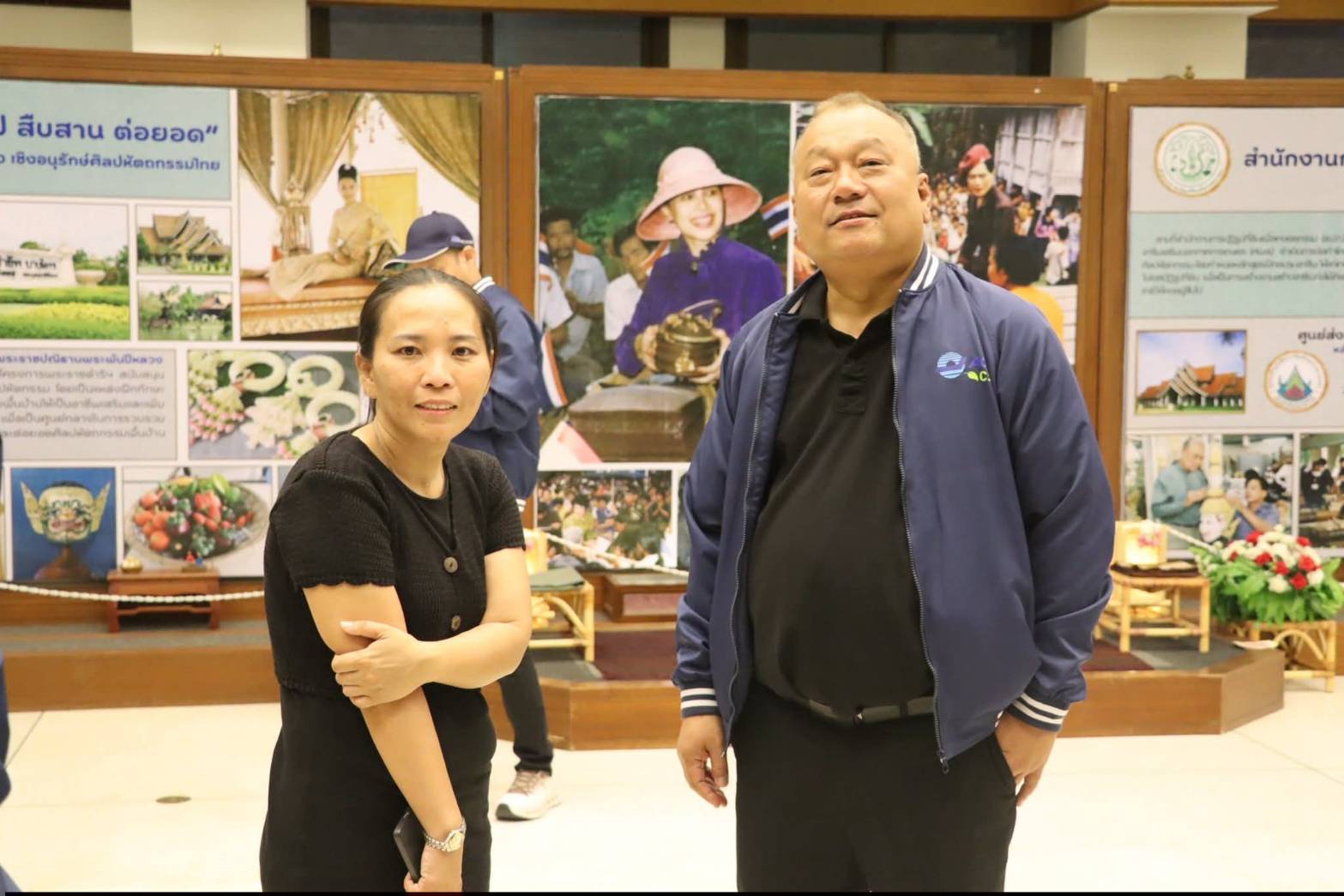 title - ผอ.ศพส. ให้การต้อนรับ ผอก.สกอญ. พร้อมด้วย คณะผู้เข้าร่วมสัมมนาเชิงปฏิบัติการฯ เข้าเยี่ยมชมแผนกฝึกอบรม และพื้นที่ภายในศูนย์ส่งเสริมและพัฒนาอาชีพเสริมนอกภาคการเกษตร